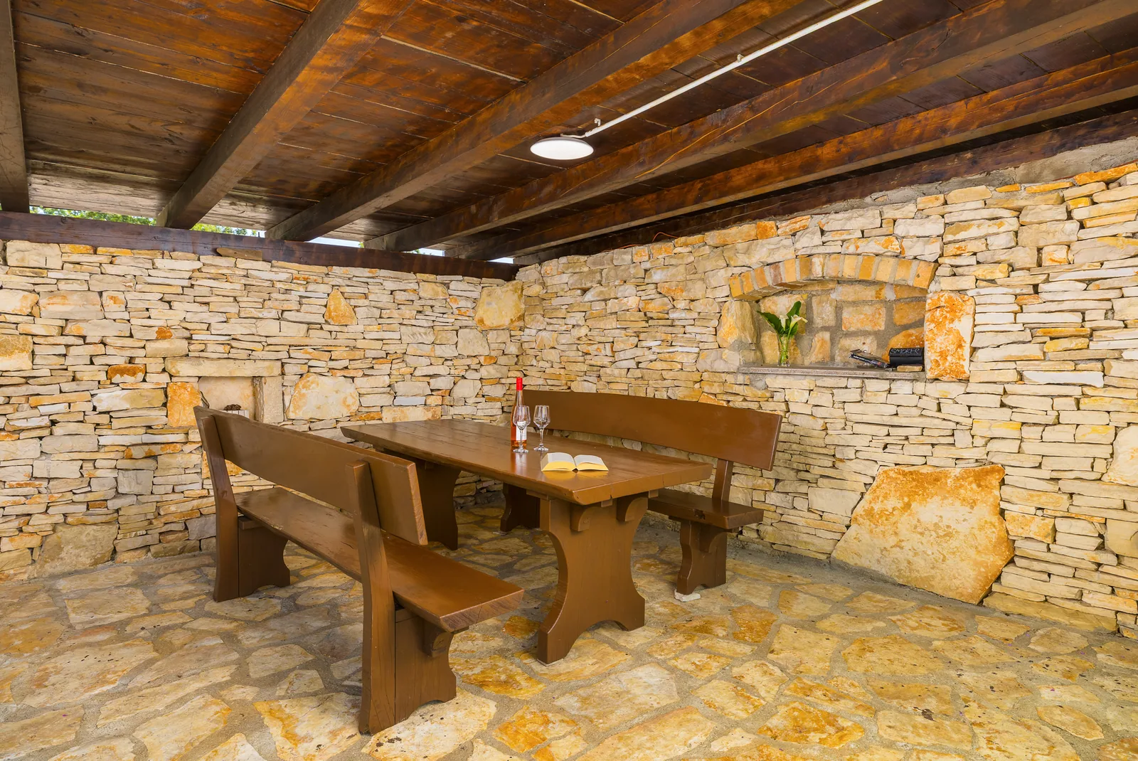 Aussenansicht von Kažun Pero mit istrischer Trockenmauer