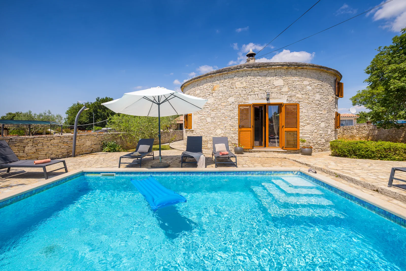 Privater Pool von Kažun Pero mit Sonnenterrasse