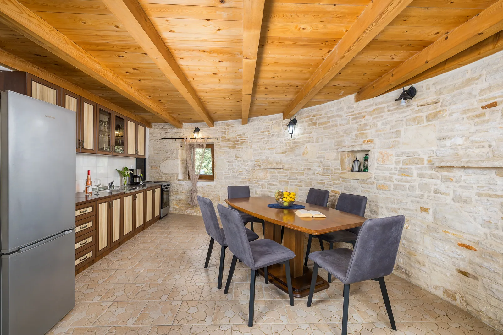 Wohnbereich von Kažun Pero mit traditionellem Kamin