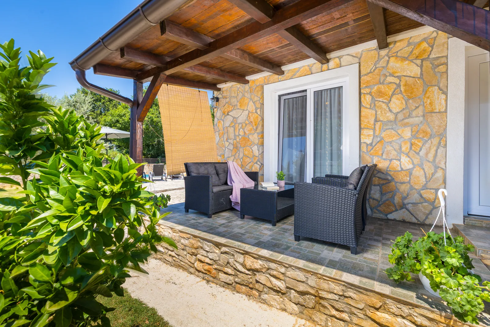Aussenansicht von Kuća Romana mit Garten und Terrasse