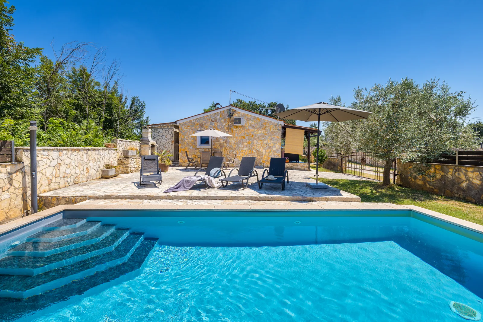 Kuća Romana — Steinhaus für vier Gäste mit eigenem Pool